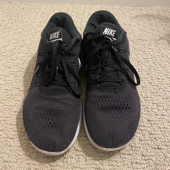 Women's Nike Free RN 'Black White' Running Shoes - Picture 2 of 13